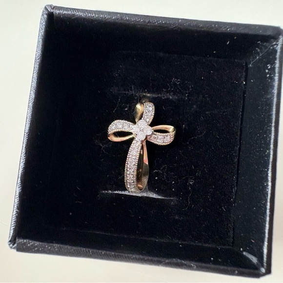 Elegant Gold and Silver Bow Ring - Picture 8 of 8